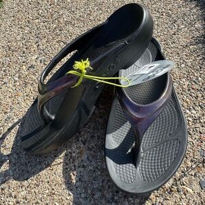 OOFOS Oolala Luxe -Cabernet Size W5/36 New With Tags